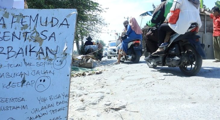 Rusak Bertahun-Tahun, Jalan di Kecamatan Karang Bahagia Diblokir Warga