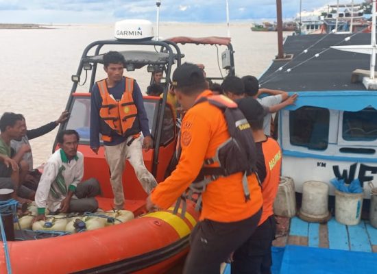 KM Mika Karam, Awak Kapal Diselamatkan dari Laut 10 Jam usai Kejadian