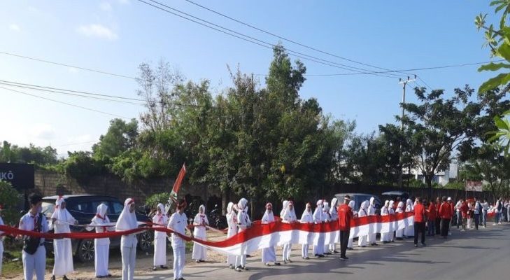 HUT RI ke-78, Ribuan Pelajar Sultra Bentangkan Merah Putih Sejauh 17 Kilometer