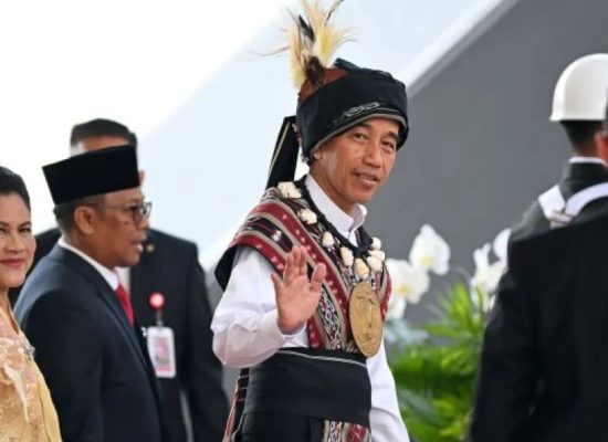 Pesan Jokowi Pakai Baju Adat Tanimbar Menurut Pengamat Mode