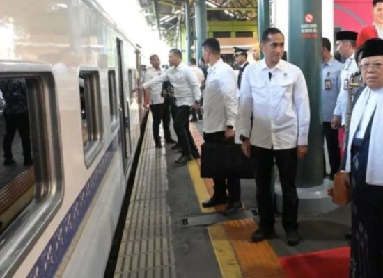 Wapres Ma’ruf Amin Ajak Rombongan Naik Kereta Api Kunker ke Cirebon