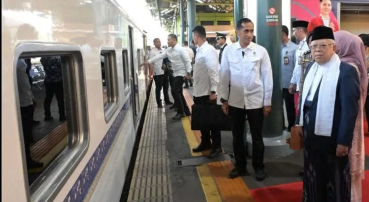 Wapres Ma’ruf Amin Ajak Rombongan Naik Kereta Api Kunker ke Cirebon