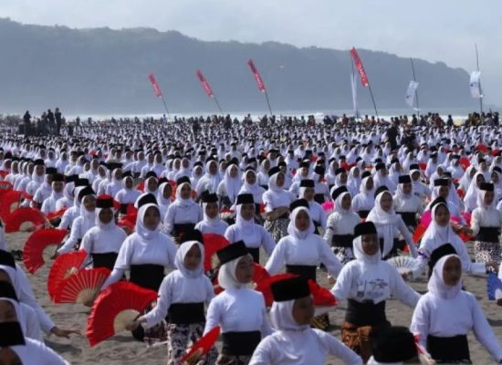 Libatkan 10.000 Siswi, Tari Montro Bantul di Parangtritis Pecahkan Rekor Muri