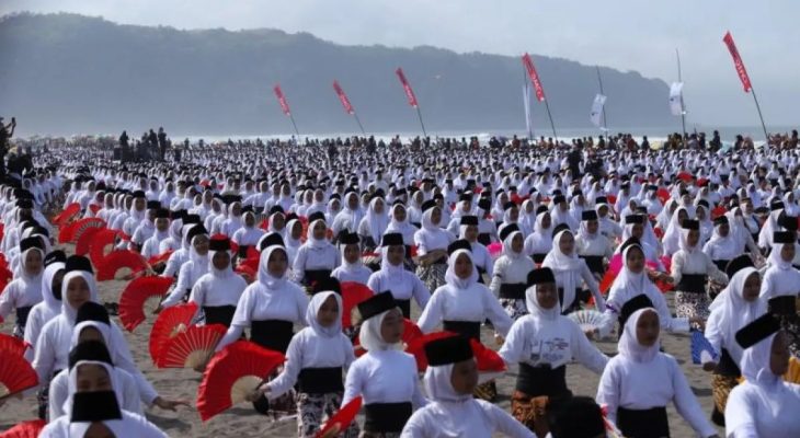Libatkan 10.000 Siswi, Tari Montro Bantul di Parangtritis Pecahkan Rekor Muri