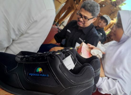 500 Pasang Sepatu Hitam untuk Anak Sekolah di Desa Denai Lama