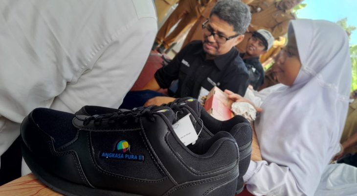 500 Pasang Sepatu Hitam untuk Anak Sekolah di Desa Denai Lama