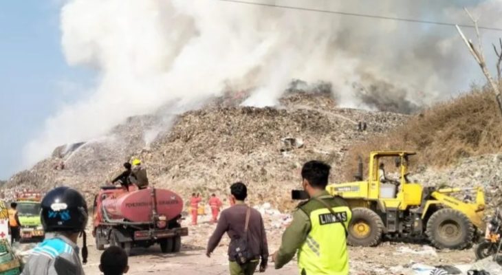 Gunungan Sampah di TPA Putri Cempo Solo Kembali Kepulkan Asap Tebal