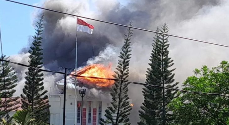 Disulut Masalah Tambang, Kantor Bupati dan DPRD Pohuwato Dibakar Massa