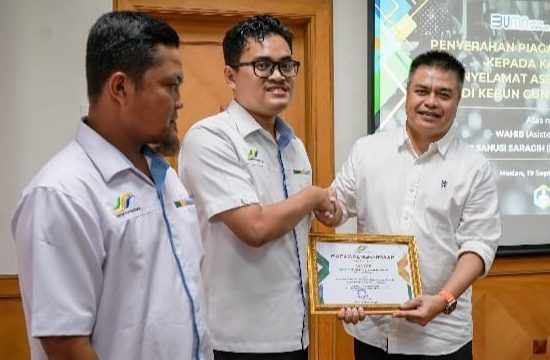 PTPN 3 Beri Reward ke Dua Karyawan Penyelamat Aset Perusahaan