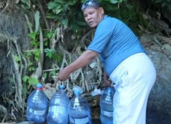 Warga Bekasi Cari Air Bersih sampai ke Kaki Gunung Cipaga