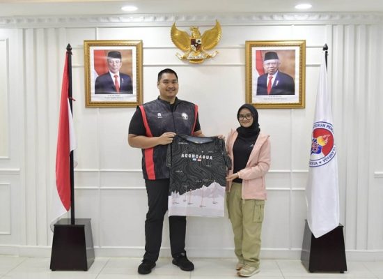 Kemenpora Support Khansa Syahlaa Kibarkan Merah Putih di Puncak Gunung Aconcagua Amerika Selatan