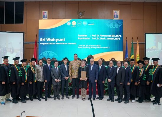 Menpora Hadiri Ujian Terbuka Promosi Doktor Sri Wahyuni Karo Perencanaan dan Keuangan Kemenpora