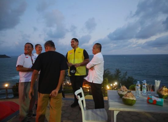 Keindahan Tidak Terduga di Wisata Pantai Menganti, Menpora Dito : Sangat Bagus Untuk Kejuaraan Surfing