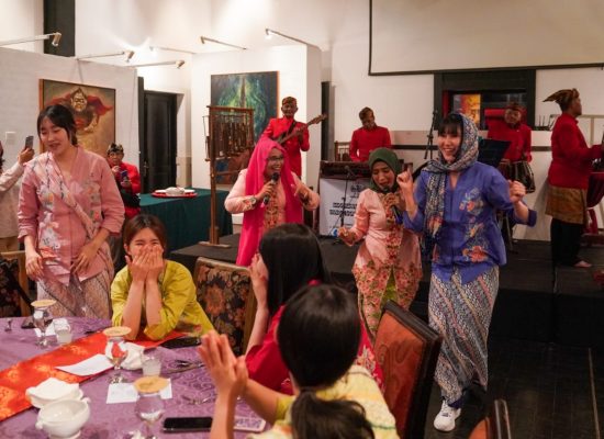 Kenakan Batik, Red Sparks Santap Malam dan Joget Dangdut di Galeri Seni Kunstkring Paleis
