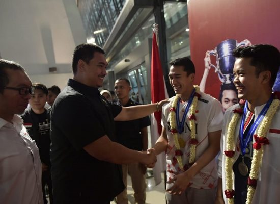 Haru dan Bangga, Menpora Dito Sambut Kedatangan Tiga Atlet Juara All England 2024