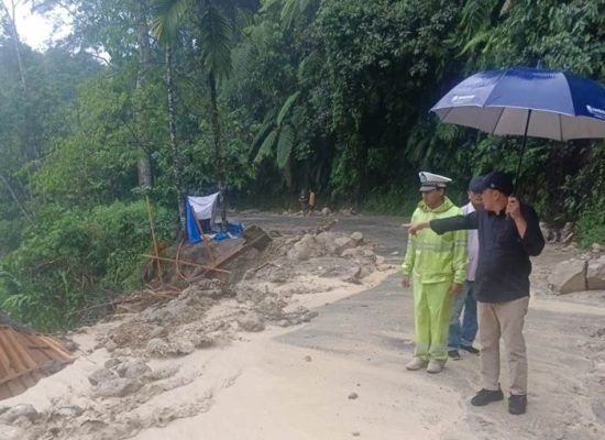 Pjs Bupati Pakpak Bharat Turun ke Titik Longsor yang Memutus Jalan Nasional