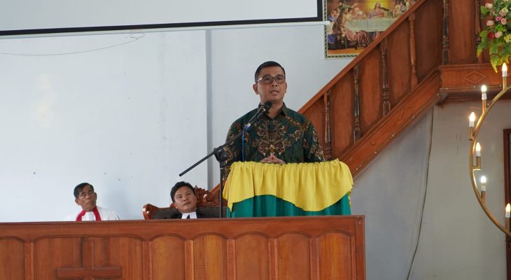Ibadah di HKBP Soposurung, Pjs Bupati Toba Ajak Masyarakat Gunakan Hak Pilih pada Pilkada 27 November 2024