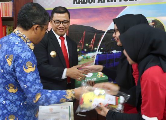 Sukses Selenggarakan Ski Air, Pjs Bupati Toba Agustinus Panjaitan Terima Cinderamata dari Panitia PON XXI