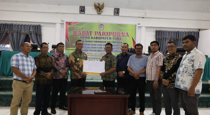 DPRD Toba dan Pjs Bupati Teken Persetujuan Bersama RAPBD 2025 dan Ranperda Gedung Bangunan
