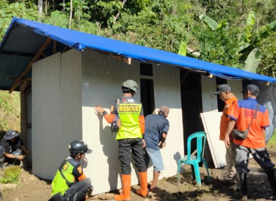 Tim SAR KNPI dan WMI Bangun 12 RHS untuk Korban Banjir Sukabumi