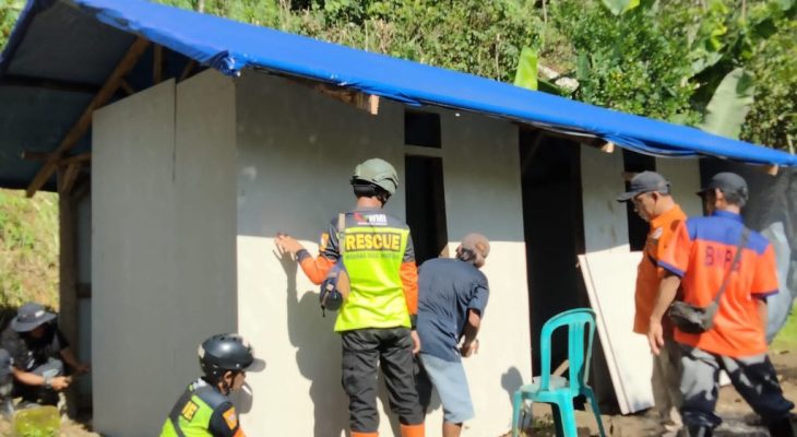 Tim SAR KNPI dan WMI Bangun 12 RHS untuk Korban Banjir Sukabumi