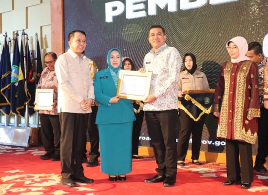 Komit Dukung Program PKK, Naslindo Terima Penghargaan Kemitraan dari Ketua TP PKK Sumut